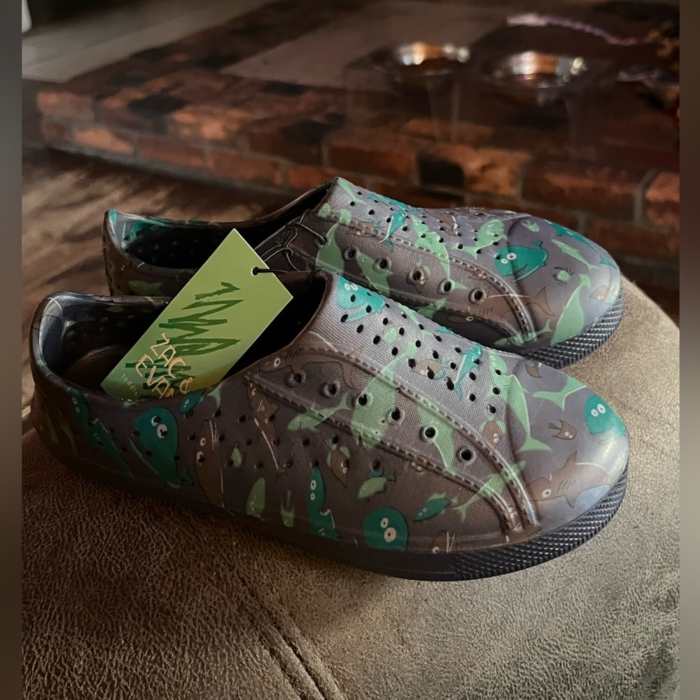 ZAK AND EVAN SLIP IN SHOES KIDS SZ 11/12 Navy Teal Sharks Waterproof